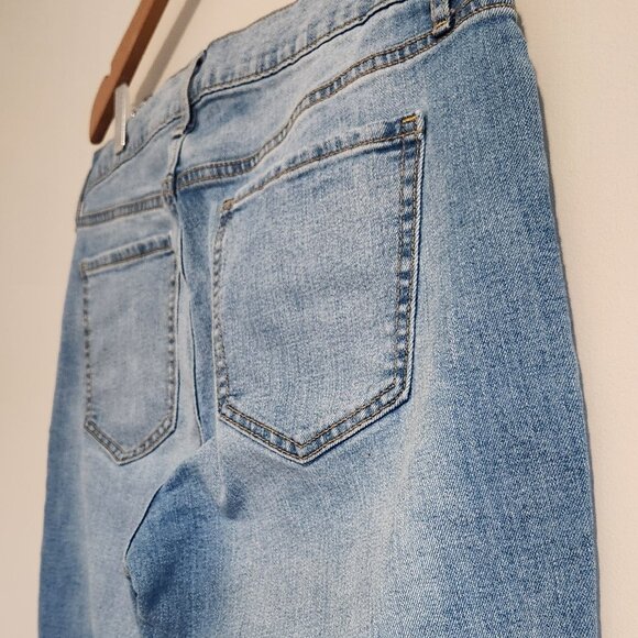 Old Navy Women's Distressed Jean Short Size 14 EUC - Picture 6 of 12